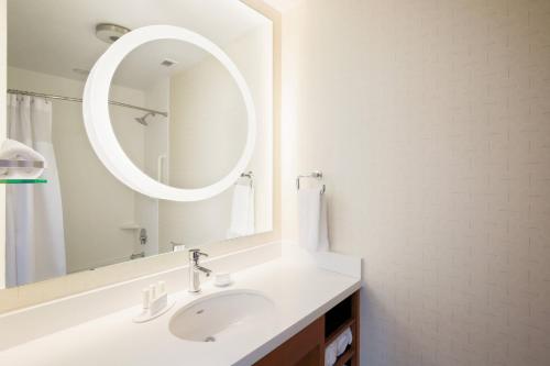 圣何塞圣何塞机场春季山丘套房酒店的白色的浴室设有水槽和镜子