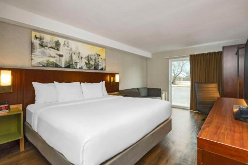 坎布里奇剑桥康福特茵酒店的酒店客房设有一张大床和一张书桌。