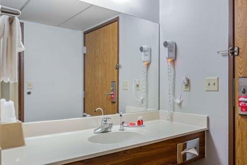 米苏拉米苏拉艾柯诺酒店的一间带水槽和大镜子的浴室