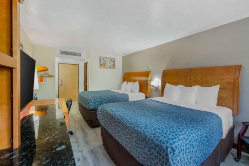 米苏拉米苏拉艾柯诺酒店的一间酒店客房,房间内设有两张床