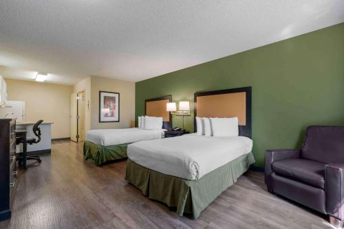 圣罗莎南圣罗莎美国长住酒店的酒店客房,配有两张床和椅子