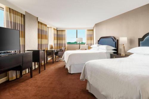 陶森北巴尔摩喜来登酒店的酒店客房设有两张床和一台平面电视。