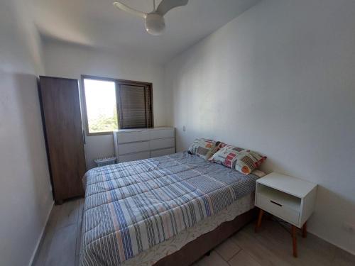 佩鲁伊比Apartamento Peruíbe的一间小卧室,配有床和窗户