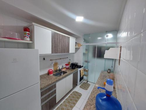 佩鲁伊比Apartamento Peruíbe的一间带水槽和冰箱的小厨房