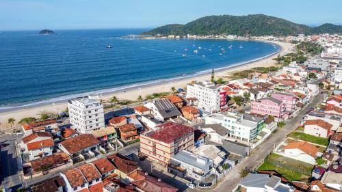 Apartamento a 50m da praia da Enseada.鸟瞰图