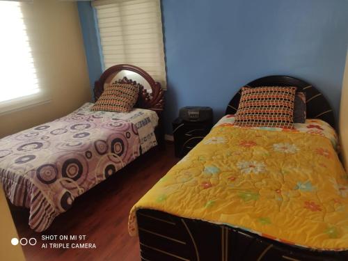 里奥班巴Departamento en el campo的一间卧室设有两张床和窗户。