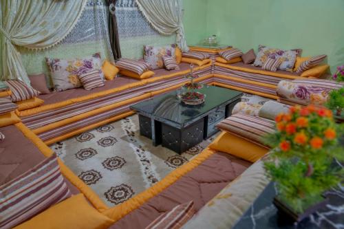 瓦尔扎扎特Riad Dar Fadma的客厅配有沙发和桌子