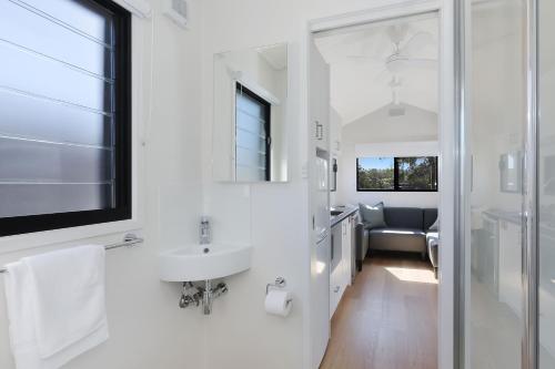 布伦瑞克黑兹Reflections Ferry Reserve - Holiday Park的白色的浴室设有水槽和镜子