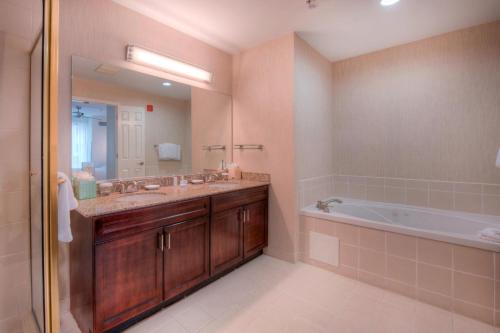 夏洛特夏洛特住宅区原住客栈的带浴缸、水槽和浴缸的浴室