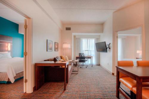 夏洛特夏洛特住宅区原住客栈的配有一张床和一张书桌的酒店客房