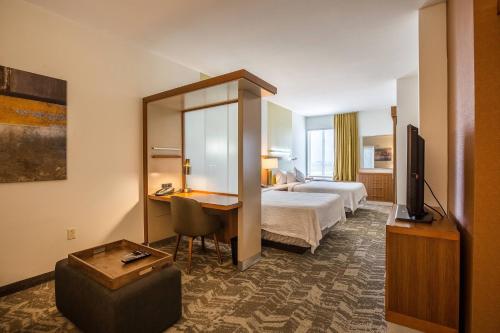 罗森伯格休斯敦罗森伯格万豪春季山丘套房酒店的配有一张床和一张书桌的酒店客房
