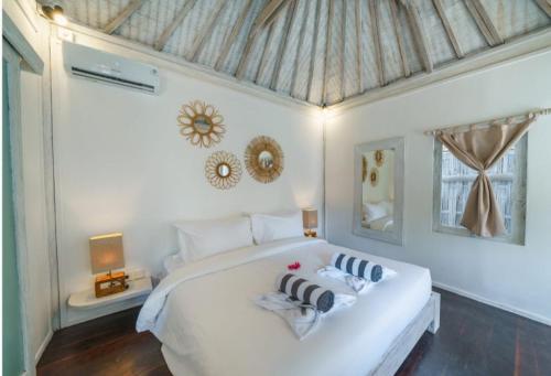 吉利美诺Ora Villas Gili Meno的白色的卧室设有一张白色大床和一个窗户。