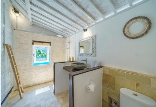 吉利美诺Ora Villas Gili Meno的一间带卫生间和水槽的浴室