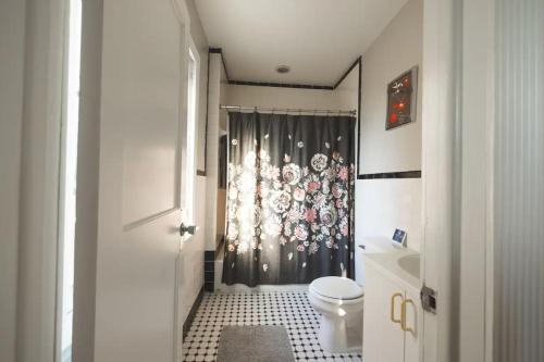 费城StayRafa At 253 3F的带淋浴帘和卫生间的浴室
