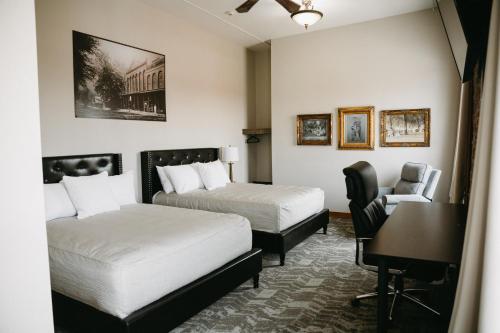 Bricktown Inn的酒店客房配有两张床和一张书桌