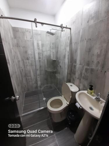 特里温福港DINA CONFORT的带淋浴、卫生间和盥洗盆的浴室