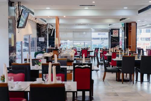 马六甲Hotel Sentral Melaka @ City Centre的餐厅内带桌椅的用餐室