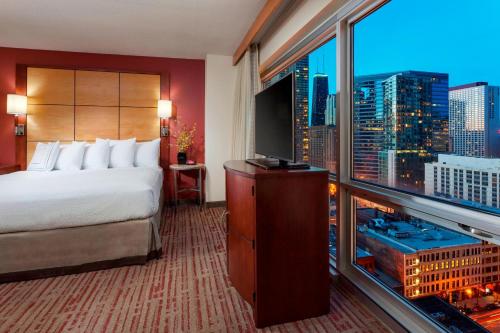 芝加哥芝加哥市中心/河北岸原住客栈的酒店客房设有一张床和一个大窗户