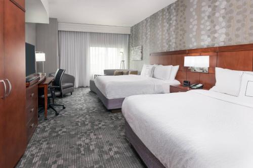 奇克托瓦加水牛城机场万豪万怡酒店的酒店客房配有两张床和一张书桌