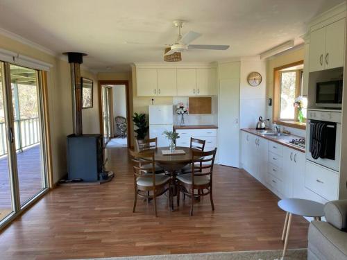 SwanpoolBogaroo Cottage的厨房以及带桌椅的用餐室。