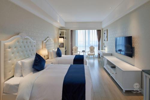 顺义北京国测国际会议会展中心的酒店客房设有两张床和一台平面电视。