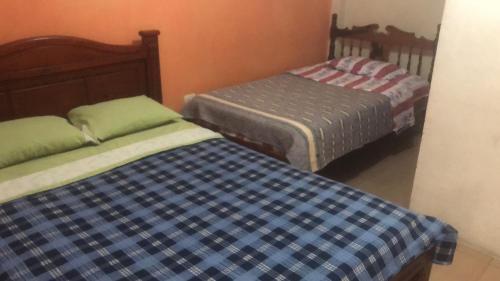 洛哈Pensión Malacatos的小型客房配有两张床,