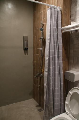 Changhua County金城旅舍的带淋浴和卫生间的浴室