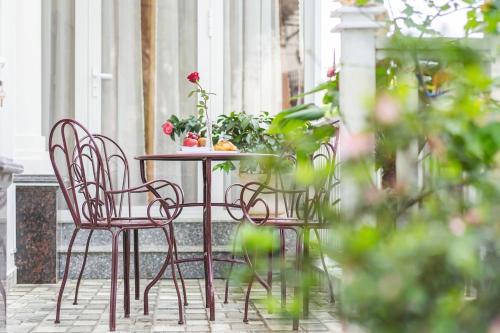 大叻Villa Hoa Ly Đà Lạt的鲜花庭院里的桌椅
