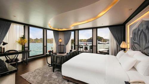 下龙湾Lotus Elegance Cruise的卧室设有一张大白色床,享有水景