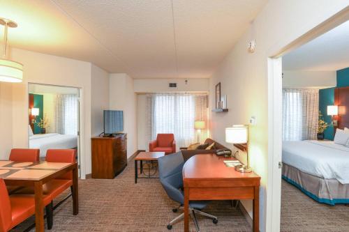 西切斯特辛辛那提北西切斯特酒店的配有一张床和一张书桌的酒店客房