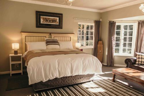 BalgowanMilestone Farm House的一间卧室配有一张床、一把椅子和窗户。