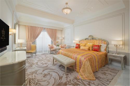澳门Palazzo Versace Macau的一间设有床铺的大卧室和一间客厅