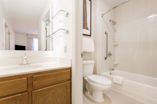 独立市克利夫兰自治市万豪原住客栈的白色的浴室设有卫生间和水槽。