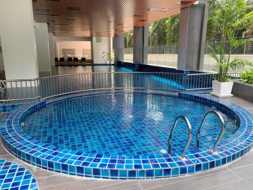 实兆远Ulike Homestay-3Room-4 king Size Bed-The Venus的一座蓝色瓷砖的游泳池
