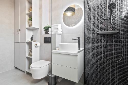 奥拉迪亚Andreea Studio的浴室配有卫生间、盥洗盆和淋浴。