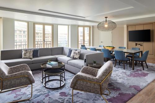 华盛顿威斯汀华盛顿特区乔治城酒店的客厅配有沙发、椅子和桌子
