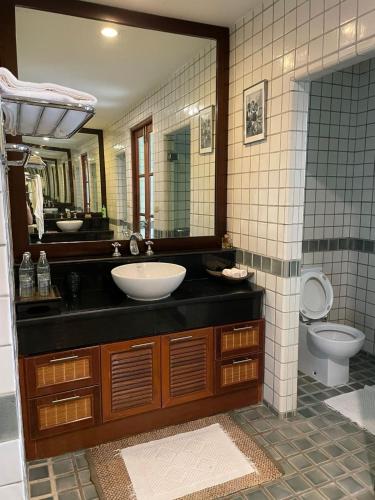 So TukBan Na的一间带水槽、卫生间和镜子的浴室