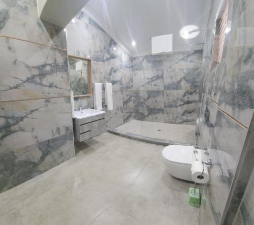 巴利托Casa De Luxe的浴室配有卫生间、盥洗盆和浴缸。