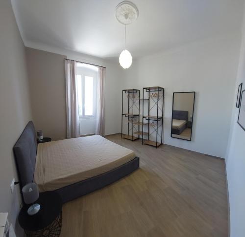 热那亚FIUMARA MALL Apartment的一间卧室配有一张大床和镜子