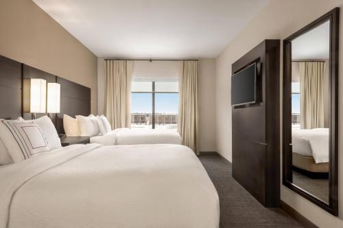 安克尼Residence Inn by Marriott Des Moines Ankeny的酒店客房设有两张床和电视。
