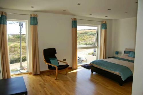 佩伦波斯Cellar Cove的卧室配有床、椅子和窗户。