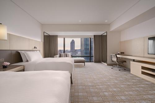 台北台北万豪酒店的酒店客房配有两张床和一张书桌