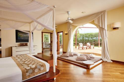 南威Riu Palace Zanzibar - All Inclusive - Adults Only的一间带两张床的卧室和一间客厅