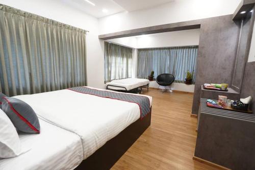 科代卡纳尔Le Mistral, Kodai - Luxury Villa的酒店客房设有一张大床和一张书桌。