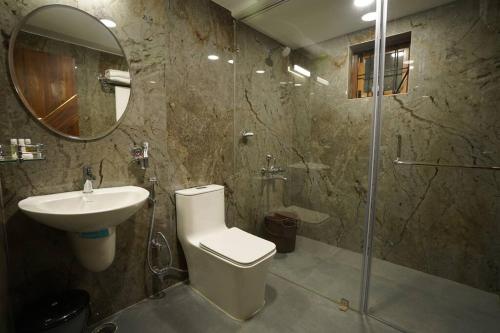 科代卡纳尔Le Mistral, Kodai - Luxury Villa的浴室配有卫生间、盥洗盆和淋浴。