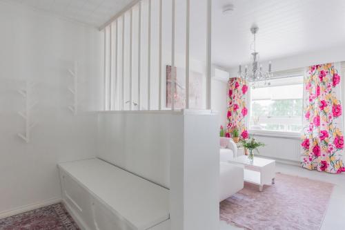 罗瓦涅米City Holiday Apartments 2的白色的浴室设有水槽和窗户。