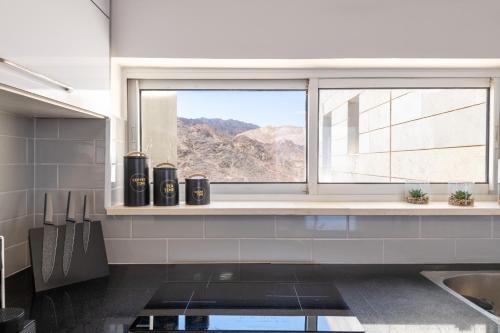 埃拉特Desert and Sea-penthouse Full Sea view的厨房设有山景窗户。