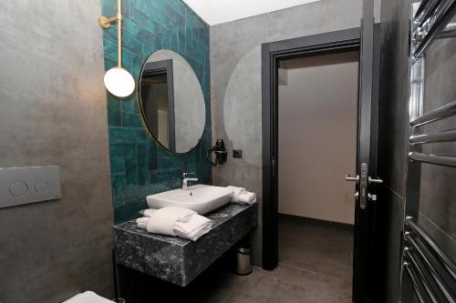 Yomraİnanlar City Hotel的一间带水槽和镜子的浴室
