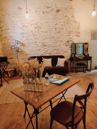 昂斯Chamade en Beaujolais的客厅配有桌子和沙发