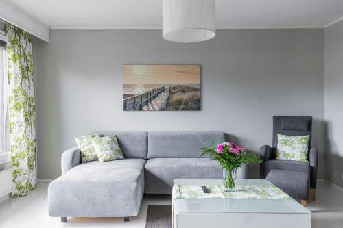 罗瓦涅米Arctic Holiday Apartments 3的客厅配有沙发和桌子